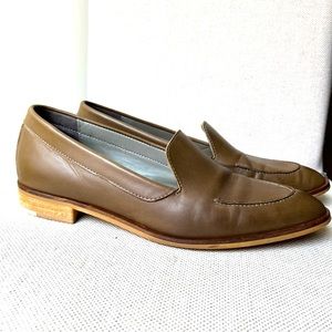 Everlane The Modern Italian Leather Loafer in Olive (size 9)
